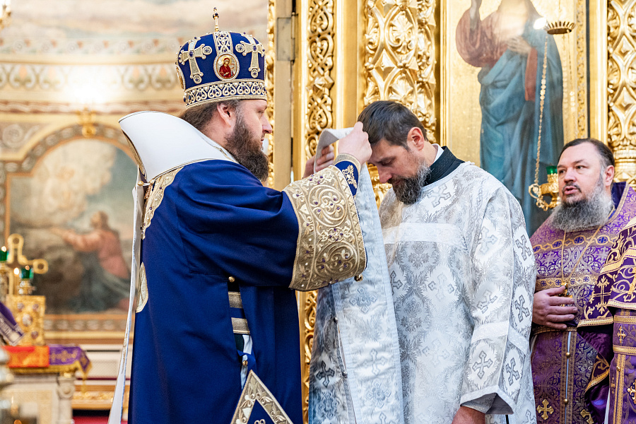 Божественная литургия в праздник Воздвижения Креста Господня в Троицком кафедральном соборе Подольска